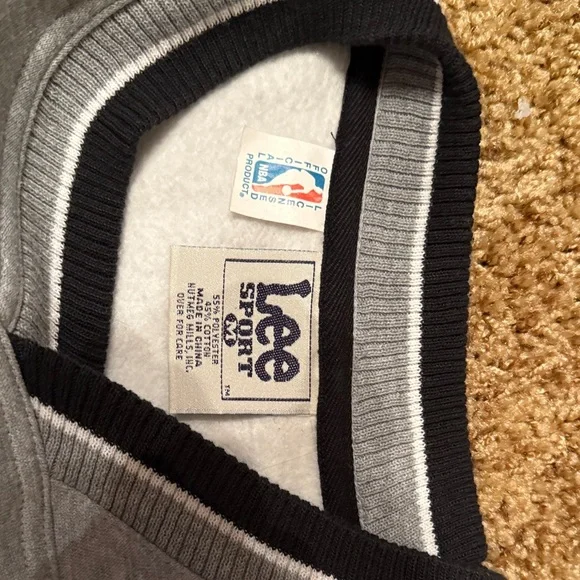 Lee Gray V-Neck Chicago Bulls Pullover with Red and Black Logo - Picture 3 of 6